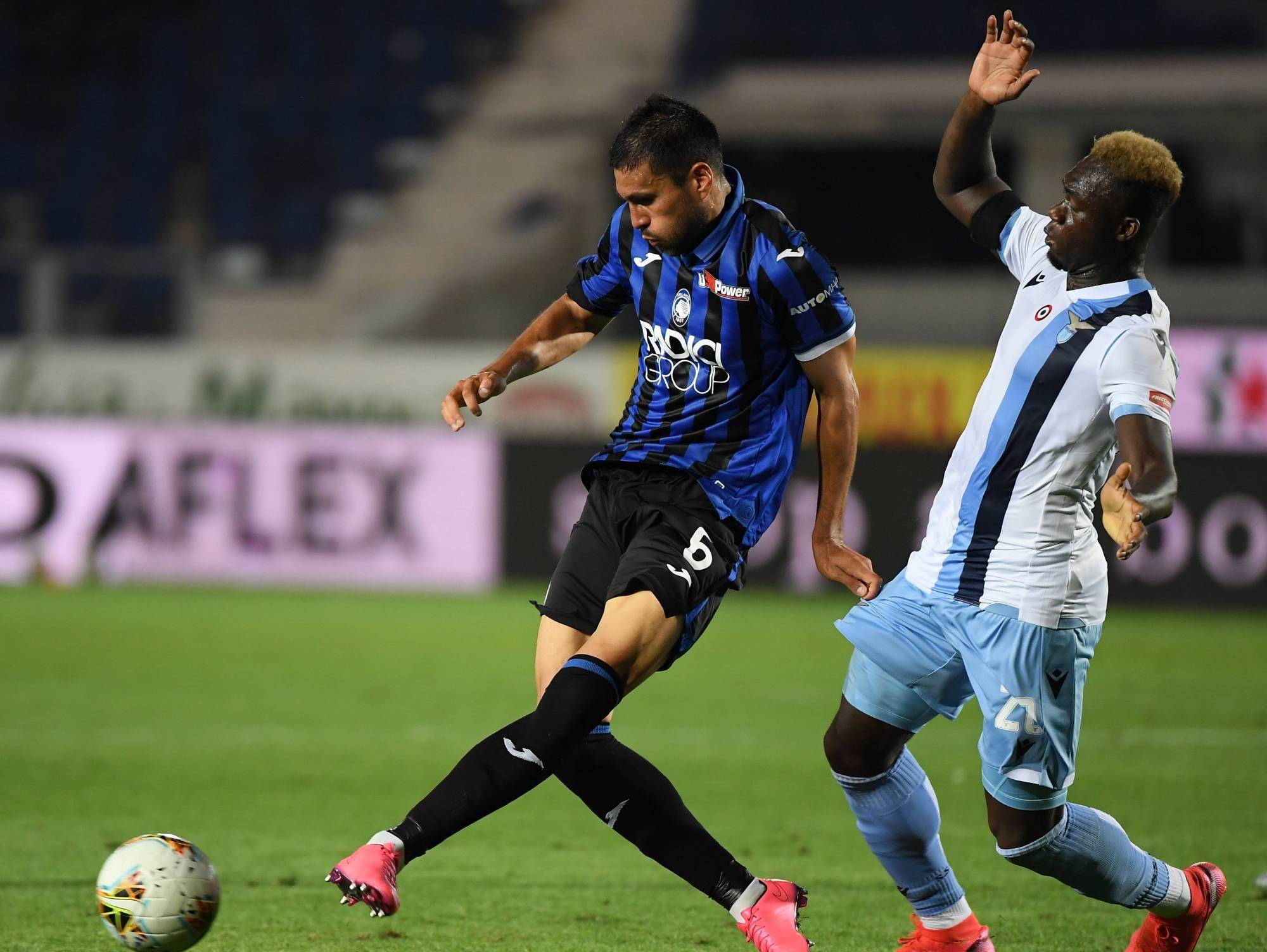 更是对他高 更是对他高